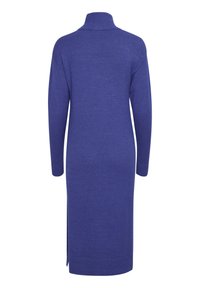Robe-pull en maille violette à manches longues et longueur au genou, avec un col roulé et des poignets côtelés, vue de dos sur un fond blanc.
