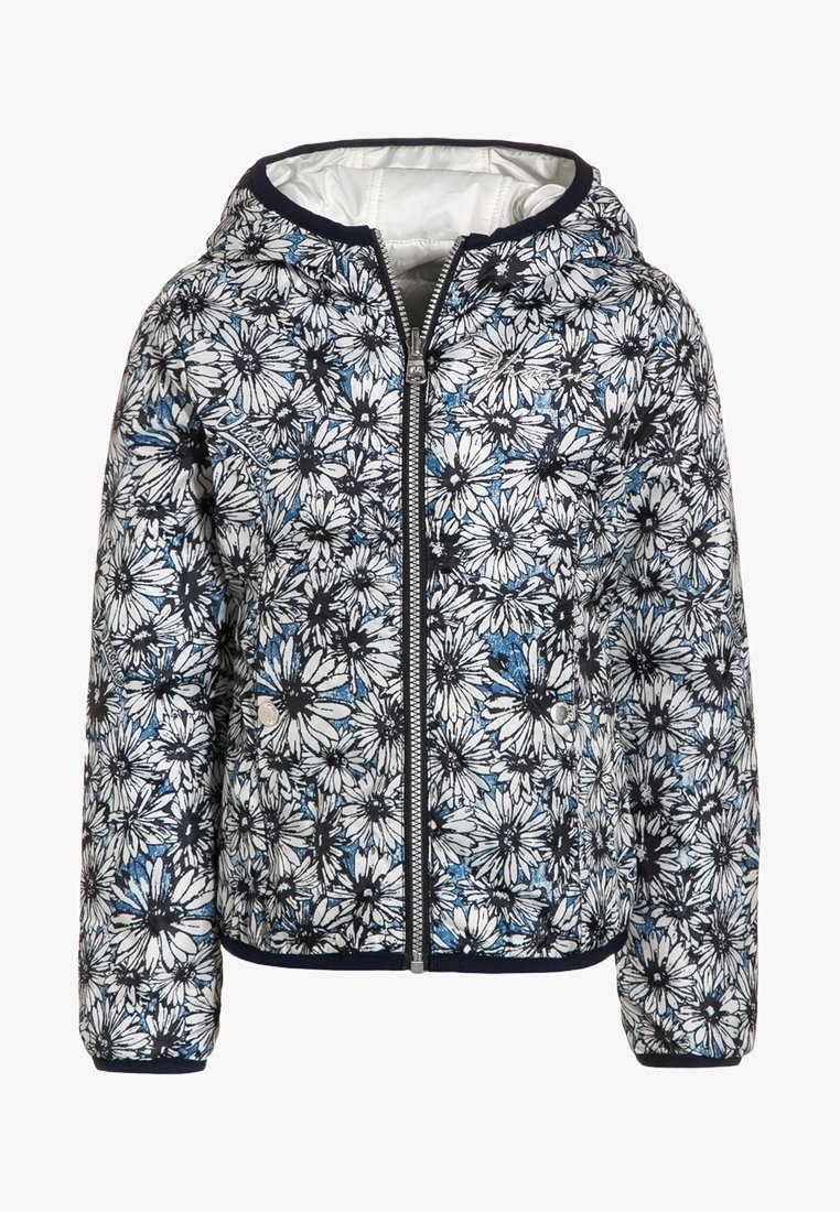 Veste matelassée à motif floral en blanc, bleu et noir, avec une fermeture éclair sur le devant et une capuche. Les bordures sont soulignées par un galon marine.