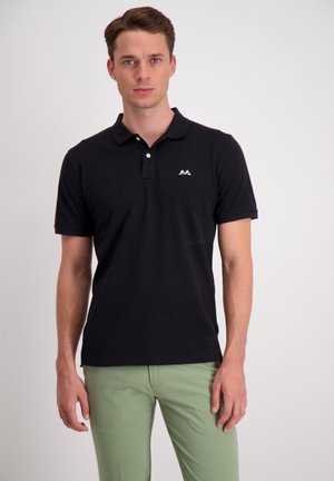 Polo negro de algodón, con tapeta de tres botones, mangas cortas y un pequeño logo en el lado izquierdo del pecho.