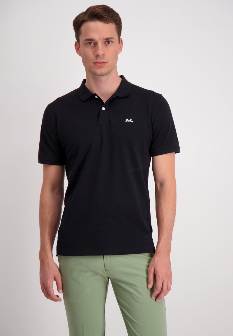 Polo shirt nera in cotone, con colletto a tre bottoni, maniche corte e un piccolo logo sul lato sinistro del petto.
