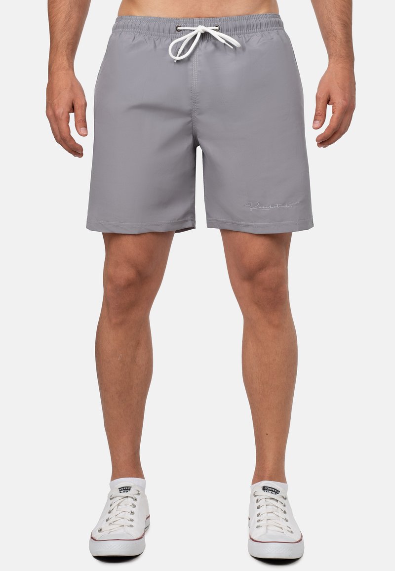 Pantaloni da bagno grigi con waistband elasticizzato e coulisse bianca. Presentano un logo ricamato sul lato sinistro in basso. Texture liscia.