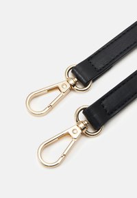 Cintura in pelle nera con accessori in metallo dorato e ganci a scatto, caratterizzata da una superficie liscia e forma rettangolare.