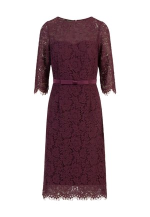 Abito in pizzo di un profondo bordeaux con maniche a tre quarti e una vita che esalta la silhouette. Presenta un motivo floreale e un orlo in pizzo a scallop.