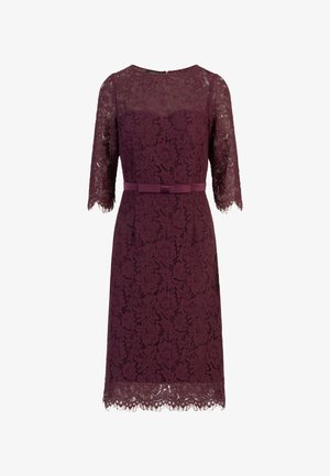 Abito in pizzo di un profondo bordeaux con maniche a tre quarti e una vita che esalta la silhouette. Presenta un motivo floreale e un orlo in pizzo a scallop.