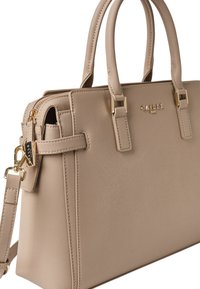 Borsa strutturata beige con due manici superiori e una tracolla rimovibile, caratterizzata da minuteria dorata e una superficie testurizzata.