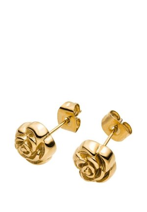 Goldene Ohrstecker in Form von detaillierten Rosen mit Schmetterlingsverschlüssen auf weißem Hintergrund.