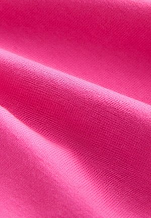 Țesătură roz aprinsă, cu o textură fină și un model subtil de nervuri, evidențiind pliuri și cute în material.
