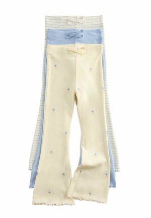 Drei Paar gerippte Strick-Babyhosen in Creme mit kleinen blauen Blumen, uni hellblau und creme mit dünnen blauen Streifen, jeweils mit einer kleinen Schleife in der Taille.