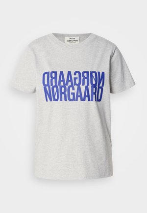 Grå bomull T-skjorte med store, fete blå bokstaver som leser "NØRGAARD" vist vertikalt og horisontalt. Rund hals, korte ermer.