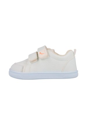 Zapatilla deportiva blanca para niño pequeño con dos tiras de Velcro y una suela azul claro, mostrada de lado sobre un fondo blanco.