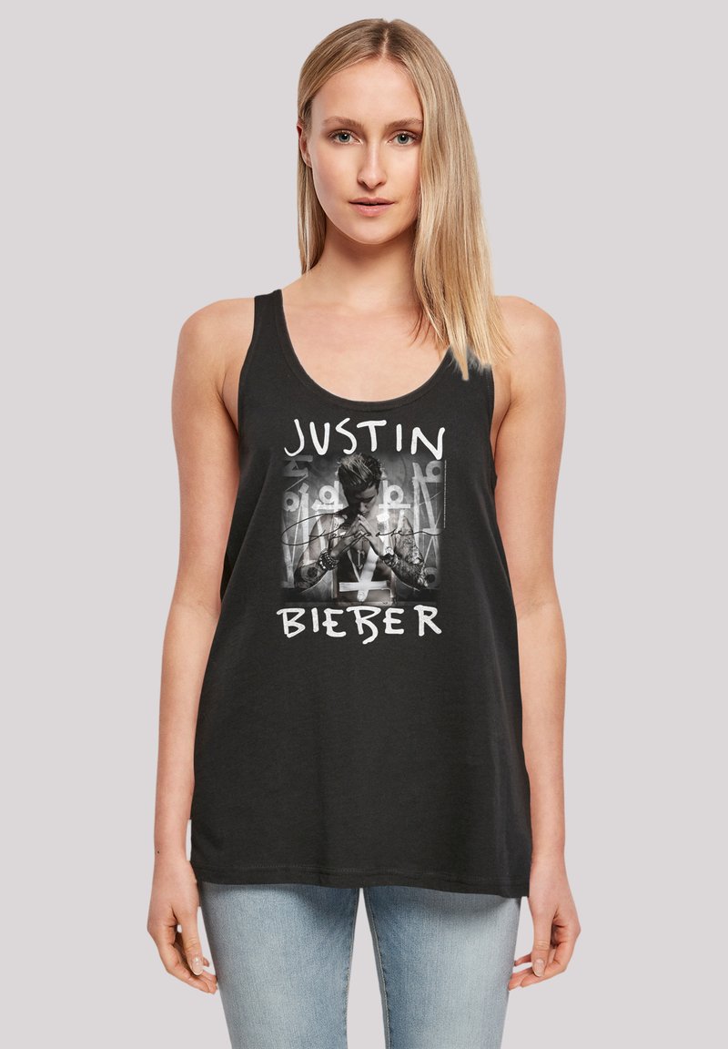 Schwarzes ärmelloses Tanktop mit einem grafischen Druck einer tätowierten Figur und dem Text "JUSTIN BIEBER" in Weiß, runder Ausschnitt, lockere Passform.