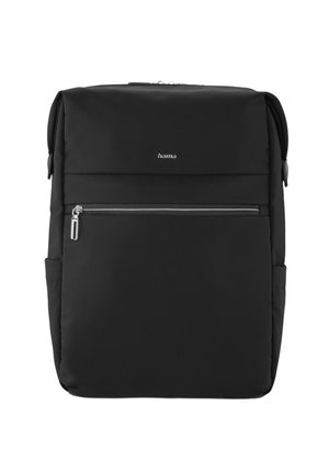 Schwarzer rechteckiger Rucksack mit vorderer horizontaler Reißverschlusstasche und kleinem Markenlogo, zentriert über der Tasche.