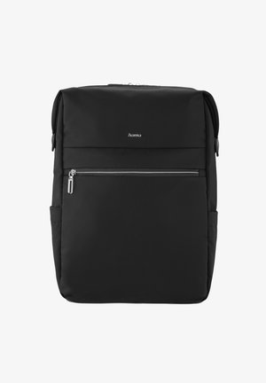 Schwarzer rechteckiger Rucksack mit vorderer horizontaler Reißverschlusstasche und kleinem Markenlogo, zentriert über der Tasche.