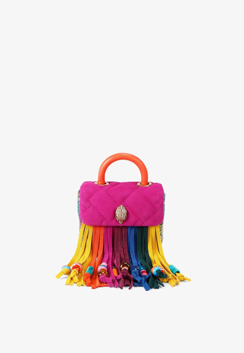 Mini borsa colorata in suede, con un corpo trapuntato rosa, manico arancione e frange multicolori adornate con perline decorative.
