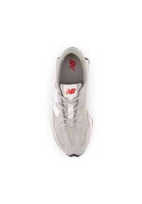 Botte de sport gris clair avec une tige en maille texturée, accents blancs et lacets. Elle est dotée d'un col rembourré et d'un logo rouge sur la languette.