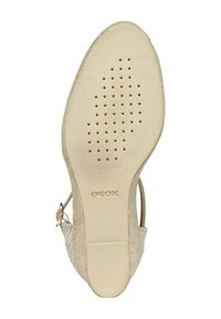 Suela de zapato de cuero beige con diseño perforado para transpirabilidad. Presenta una textura suave y sutil marca GEOX.