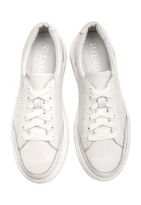 Białe sneakersy z gładkiej i perforowanej skóry, płaskimi sznurowadłami, wyściełanym kołnierzem i gumową podeszwą. Minimalistyczny design, bez widocznych logo.