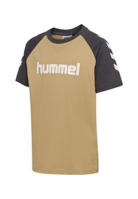Katoenen T-shirt met khaki voorkant, zwarte mouwen en wit "hummel" logo. Heeft een chevronpatroon langs de randen van de mouwen.