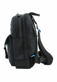 Zaino in tessuto nero con più scomparti, cerniere, tracolla regolabile e dettagli blu. Materiale texturizzato per una maggiore durabilità.