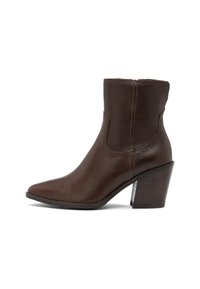 Botine din piele maro, cu vârf ascuțit și toc gros de înălțime medie, fermoar pe lateral și detalii cusute, pe fundal alb.