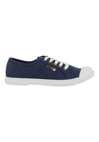 Sneaker in tela blu navy con suola in gomma bianca, punta rotonda e dettagli in hardware dorato. Presenta lacci bianchi e cuciture a contrasto.