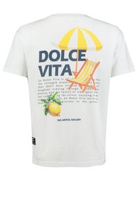 Camiseta de algodón blanca con un gráfico colorido que presenta "Dolce Vita", una silla de playa con rayas amarillas, una ilustración de limón y detalles en texto.