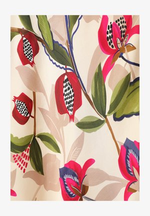 Bloemstoffen met een crèmekleurige achtergrond, voorzien van grote roze en rode bloemen, groene bladeren en zwart-witte zaadpatronen. Glad van textuur.