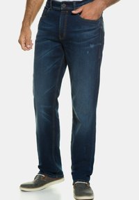 Jeans de denim oscuro con corte recto, que presentan costuras en contraste, dos bolsillos frontales y un diseño clásico de cinco bolsillos.