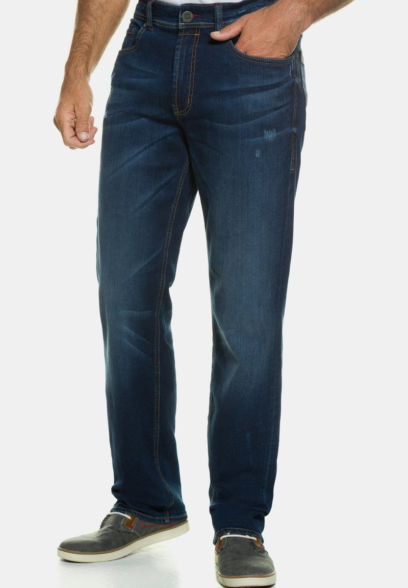 Jeans de denim oscuro con corte recto, que presentan costuras en contraste, dos bolsillos frontales y un diseño clásico de cinco bolsillos.
