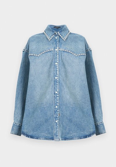 Φανελένιο ανοιχτό μπλε πουκάμισο με μακριά μανίκια, γιακά και λαιμόκοψη διακοσμημένα με πέρλες, μπροστινό κούμπωμα με κουμπιά και ίσια τελείωμα σε λευκό φόντο.