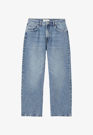 Jean droit en denim bleu clair avec bouton et fermeture éclair à l'avant, passants pour ceinture, et design à cinq poches.