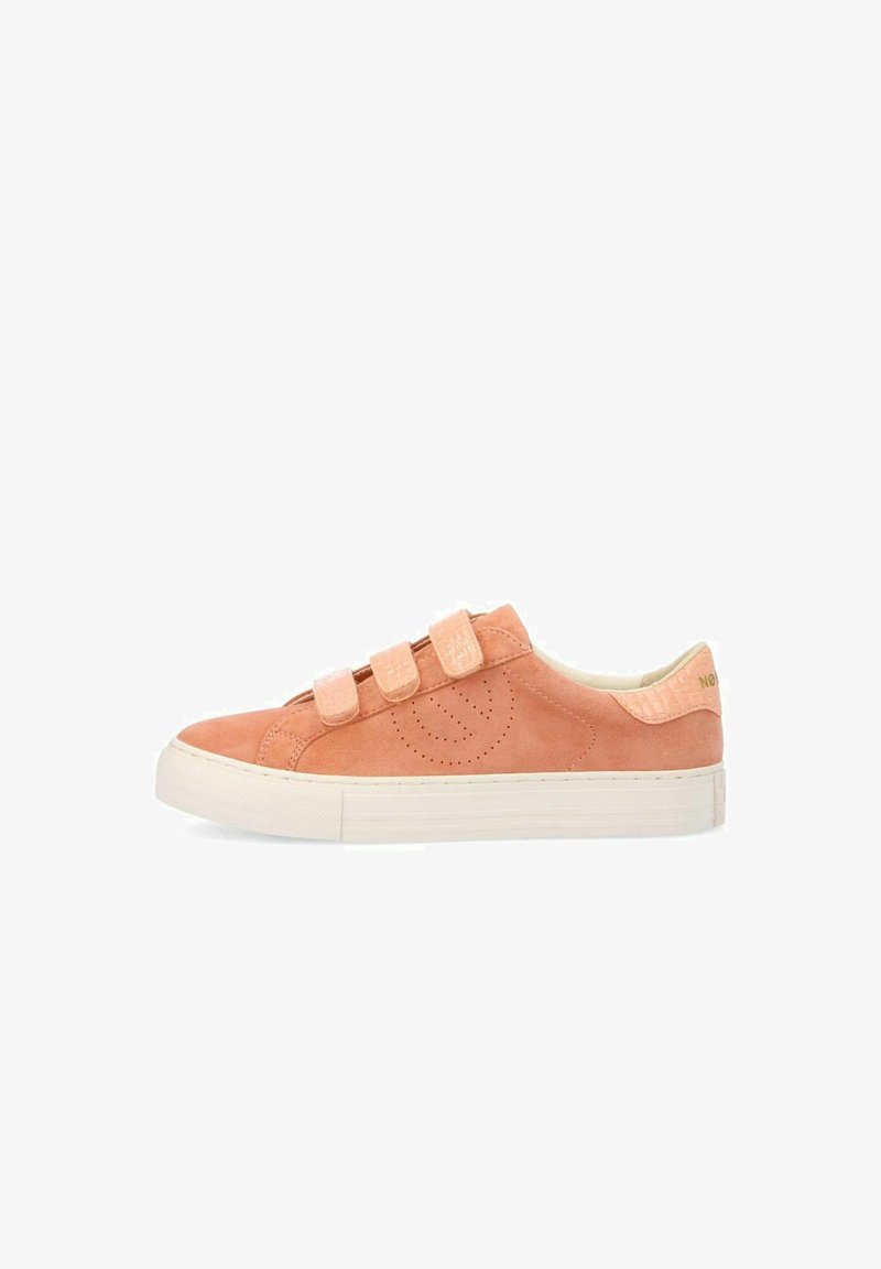 Baskets en suède rose avec trois bandes Velcro, des détails perforés, une semelle en caoutchouc blanc et un accent texturé au niveau du talon.