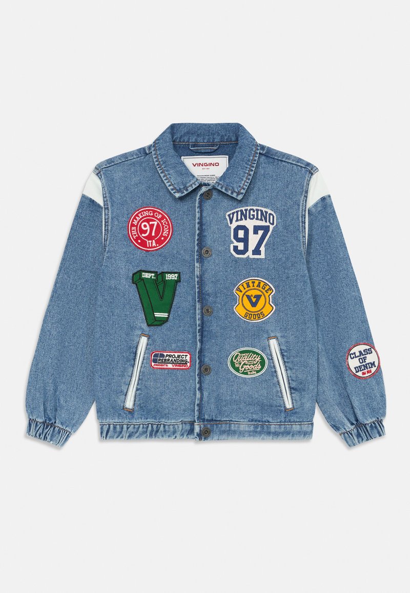 Denim jakna v svetlo modri barvi s ovratnikom, elastičnimi zapestji in več vezeninami v različnih barvah in oblikah na sprednji strani.