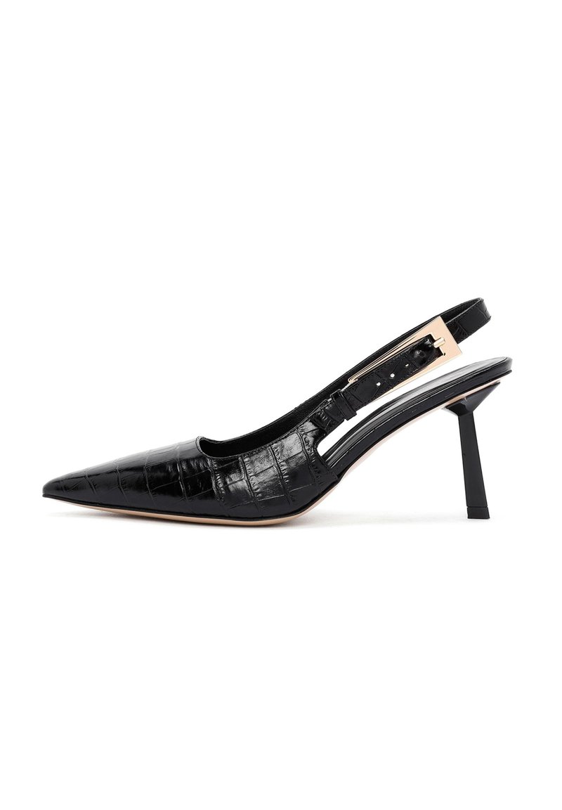 Pump slingback in vernice nera, punta affusolata, motivo rettile testurizzato, tacco alto sottile, accentuazioni laterali a taglio, cinturino regolabile.