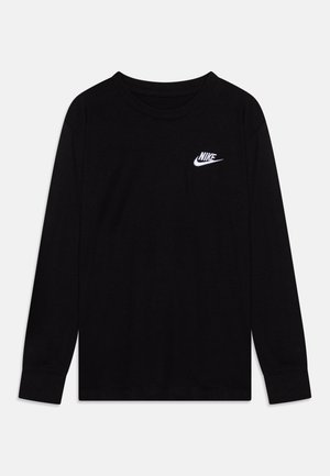 Čierne tričko s dlhým rukávom vyrobené z bavlny, s bielou vyšívanou logom Nike na ľavej hrudi a štandardným dizajnom okrúhleho výstrihu.