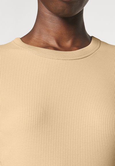 Filippa K FINE TEE - Pamata T-krekls - sand beige