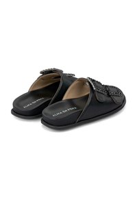 Sandali neri con finitura in pelle liscia, caratterizzati da decorazioni sui cinturini e una soletta imbottita per il massimo comfort.