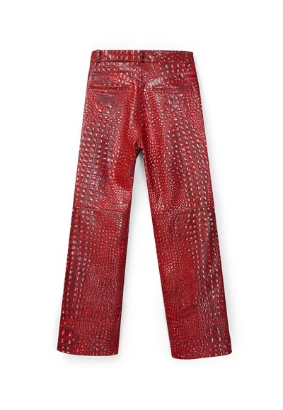 Pantalon rouge taille haute avec une texture de peau de crocodile et deux poches arrière, coupe droite, présenté à plat sur un fond blanc.