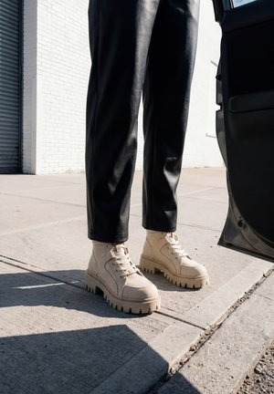 Buffalo, Bottines à plateau - beige
