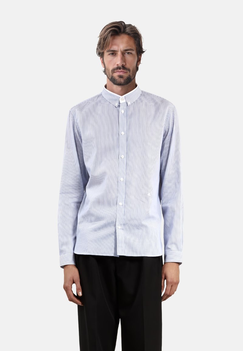 Gestreepte button-up overhemd in lichtblauw en wit katoen, met een klassieke kraag, lange mouwen en een recht gesneden ontwerp.