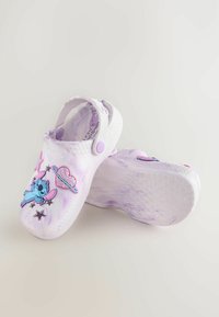 Saboti de plastic mov și albi cu finisaj marmorat, decorati cu un personaj de desene animate și tematică cerească. Curea reglabilă la călcâi.