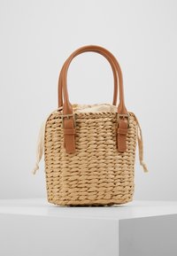 Borsa in paglia intrecciata con forma rettangolare, colore beige chiaro, manici in pelle e chiusura a cordoncino con fodera in tessuto beige.