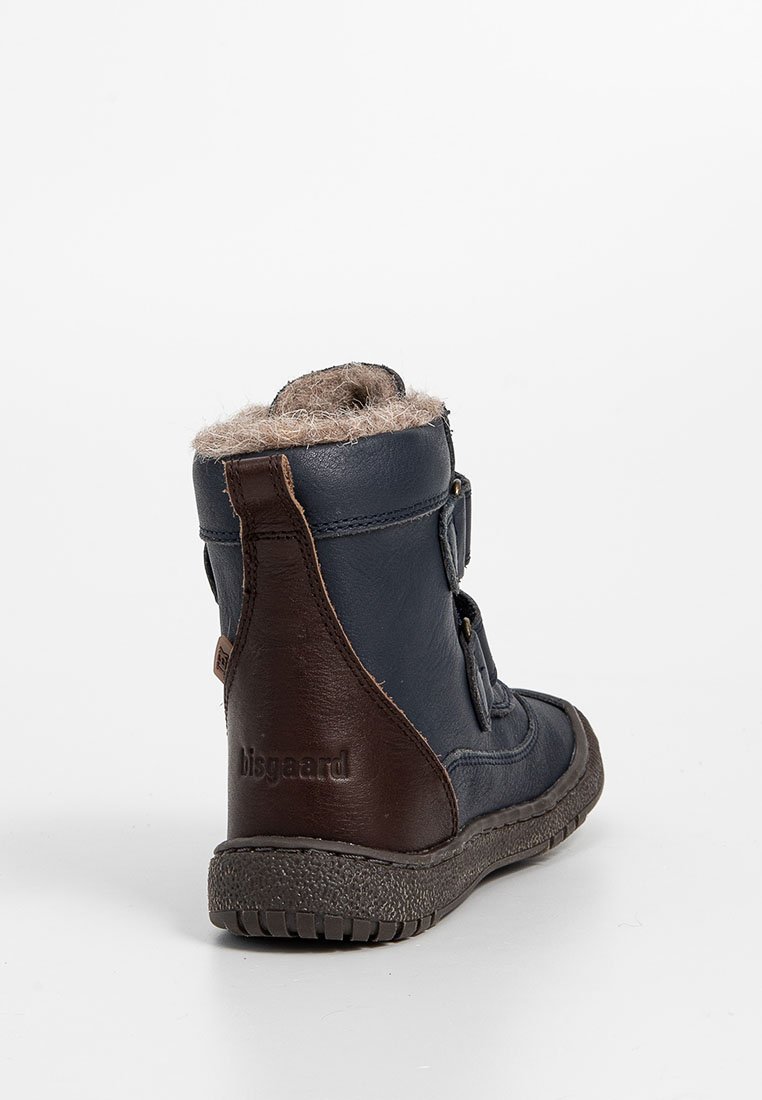 Navyblaue Lederstiefel mit braunen Lederakzenten, Kunstfellfutter an der Oberkante und strukturiertem Gummisohle. Verfügt über verstellbare Riemen an der Seite.