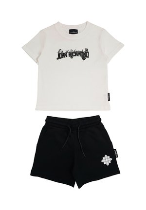 Maglietta bianca a maniche corte con scritta "John Richmond" e pantaloncini neri con emblema a fiore bianco e vita elasticizzata con coulisse.