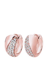 Boucles d'oreilles créoles en or rose avec un design tordu, ornées de cristaux transparents scintillants d'un côté et d'une finition lisse et polie de l'autre.