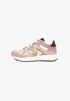 Zapatillas con un diseño de ante rosa y estampado de leopardo, con paneles de malla blanca, un talón texturizado negro y detalles amarillos.