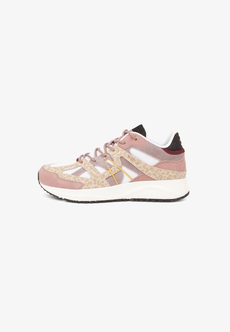Baskets avec un design en suède rose et imprimé léopard, dotées de panneaux en maille blanche, d'un talon texturé noir et d'accents jaunes.