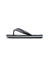 Svarta flip-flops med en strukturerad fotbädd, som har ett kurvat band och ljusblå accenter längs sulan. Logotyper på bandet och fotbädden.