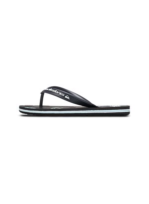 Svarta flip-flops med en strukturerad fotbädd, som har ett kurvat band och ljusblå accenter längs sulan. Logotyper på bandet och fotbädden.