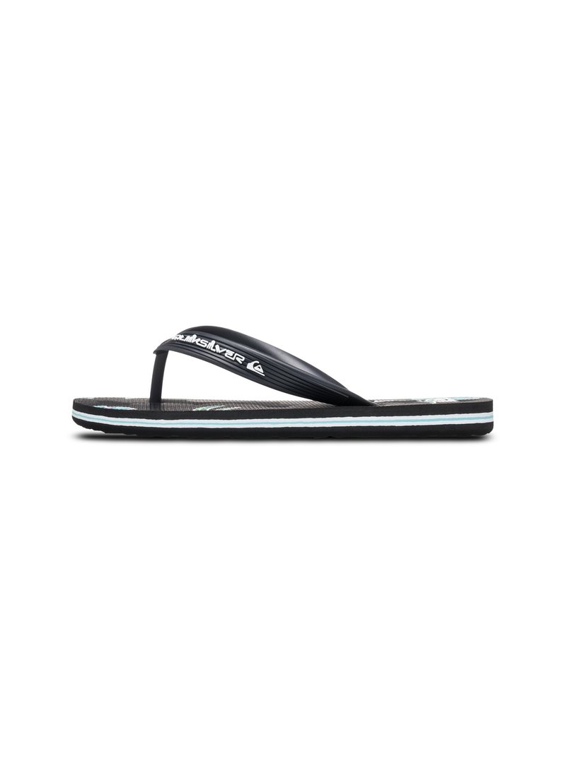 Svarta flip-flops med en strukturerad fotbädd, som har ett kurvat band och ljusblå accenter längs sulan. Logotyper på bandet och fotbädden.